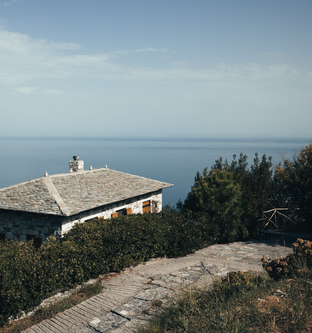 Hotel Rossi — la facciata vista dal sentiero