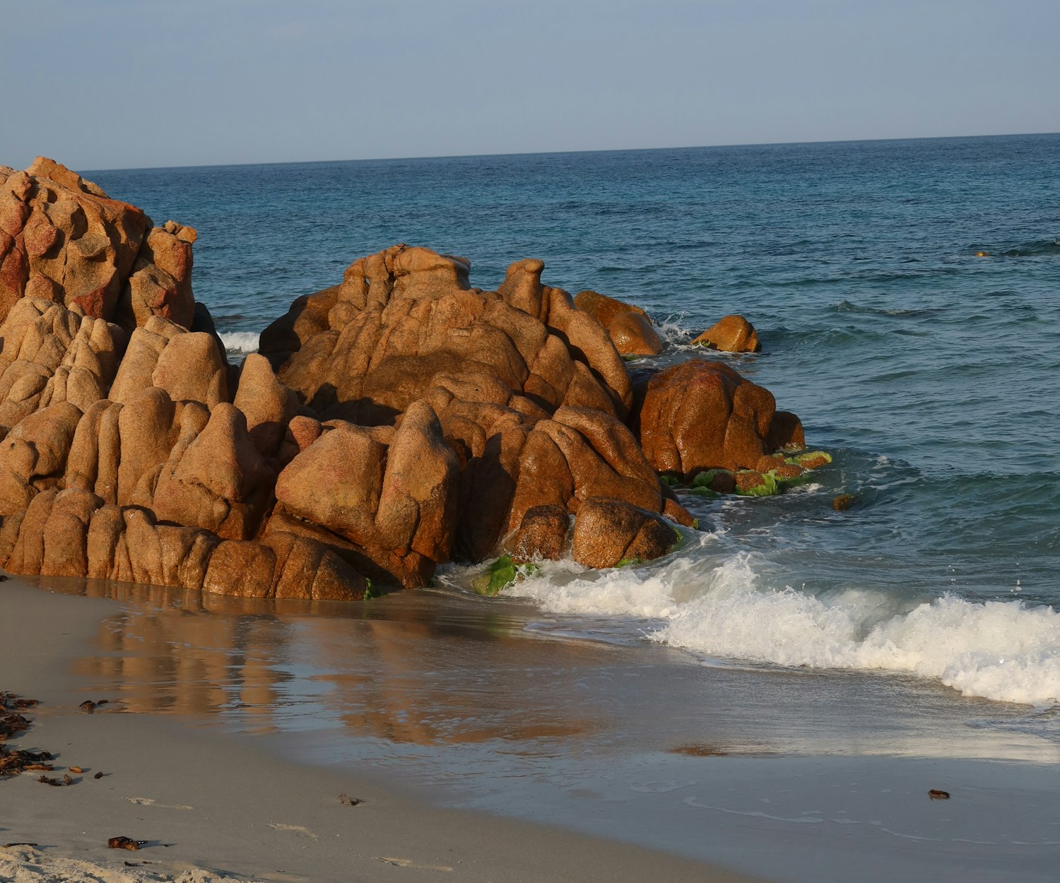La cala di granito sotto l'albergo